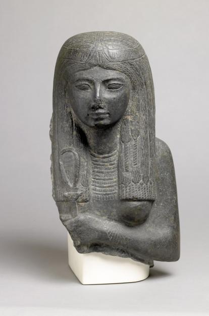 Representación de una mujer sosteniendo un sistro decorado con el rostro de Hathor, c. 1292-1189 a. C., Basalto, Egipto. 1853,0822.3.