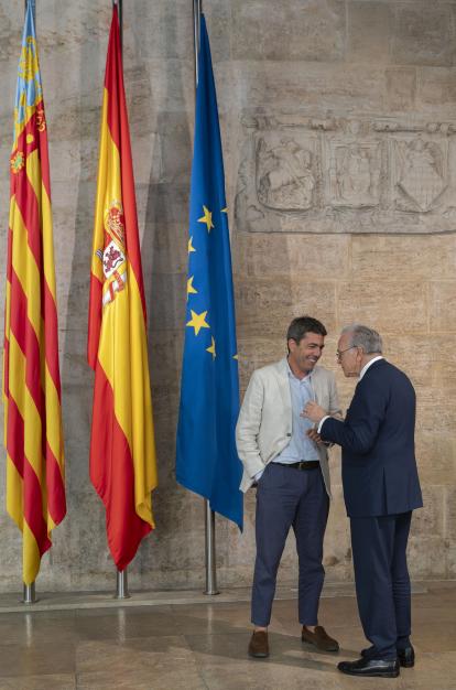 El president de la Generalitat Valenciana, Carlos Mazón, i el president de la Fundació "la Caixa", Isidre Fainé, durant la signatura del conveni marc entre ambdues institucions, hui a València.