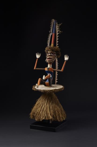 Lligadura de dansa de Nova Bretanya, Papua Nova Guinea. Dècada del 1980. Fusta, fibra i fulla de falguera.