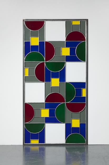 Matt Mullican (1951) Sense títol, 1992. Finestra de vidre de colors (verd, blau, groc, vermell i negre), estructura de metall.188 x 94 x 2 cm.