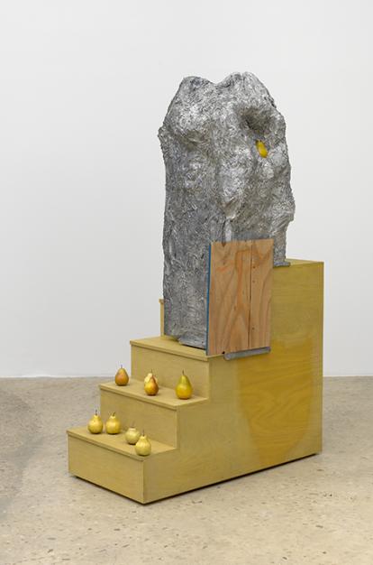 Rachel Harrison (1966) Kouros Descends Stairs, 2008. Fusta, filferro de galliner, poliestirè, ciment, acrílic, grafit, poma falsa i 9 peres falses.