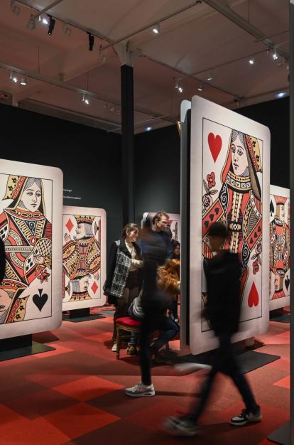 Naipes gigantes en la exposición «Los mundos de Alicia. Soñar el país de las maravillas»