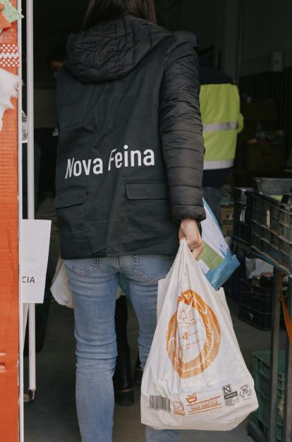 La Fundación Nova Feina repartiendo agua, botas o electrodómésticos entre los afectados.