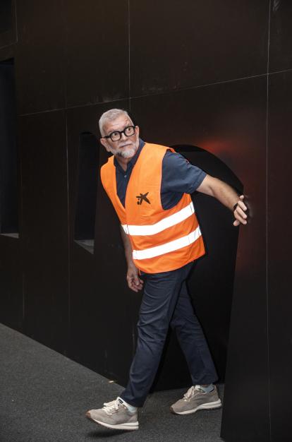 Ignasi Cristià supervisando una de las salas de la muestra.