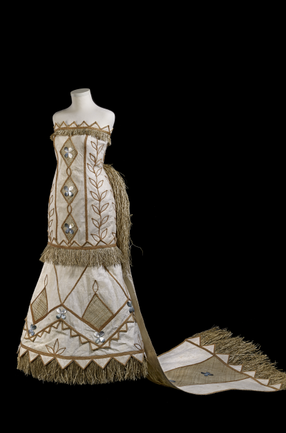 Paula Chan Cheuk. Vestido de boda de tela de corteza, 2014. Aotearoa (Nueva Zelanda). Corteza de morera de papel, hoja de pandano, fibra de coco, concha de madreperla y harakeke (lino de Nueva Zelanda).