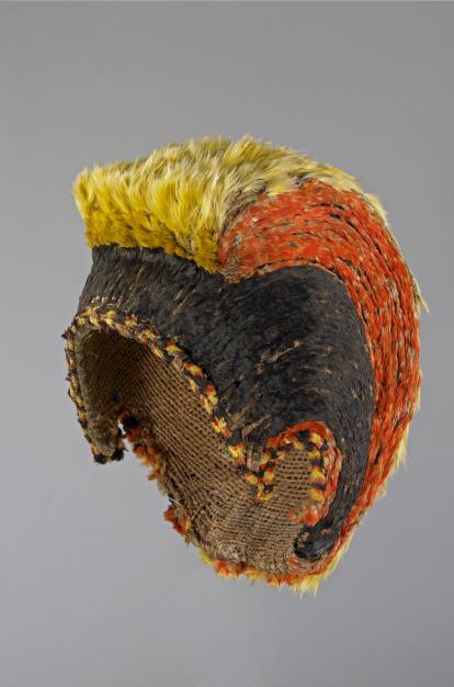 «Mahiole hulu manu» (casco de plumas) de Kauai, Háwai. 1700-1800. Plumas de «‘i‘iwi», de mamo y de «ō'ō», raíz de pandano y fibra de «Olonā».