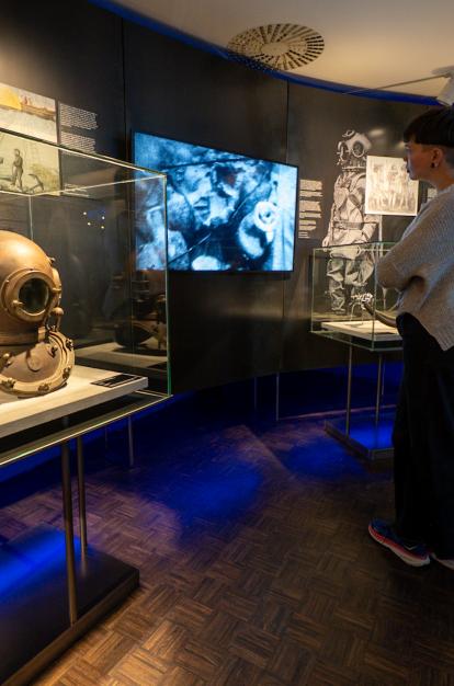 Una visitant de l'exposició «Naufragis. Arqueologia submergida» a CaixaForum Lleida. 