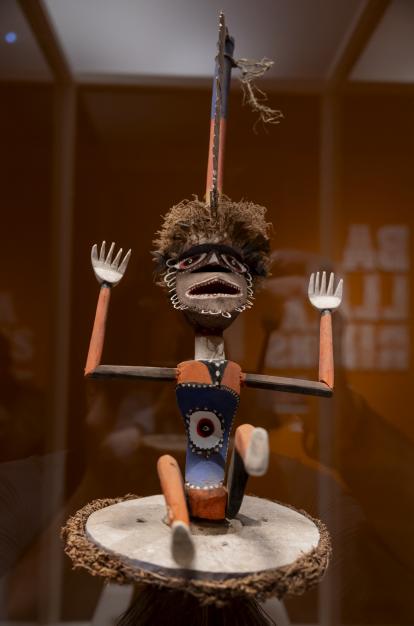 Una de las obras presentes en la exposición «Voces del Pacífico» en CaixaForum Barcelona.