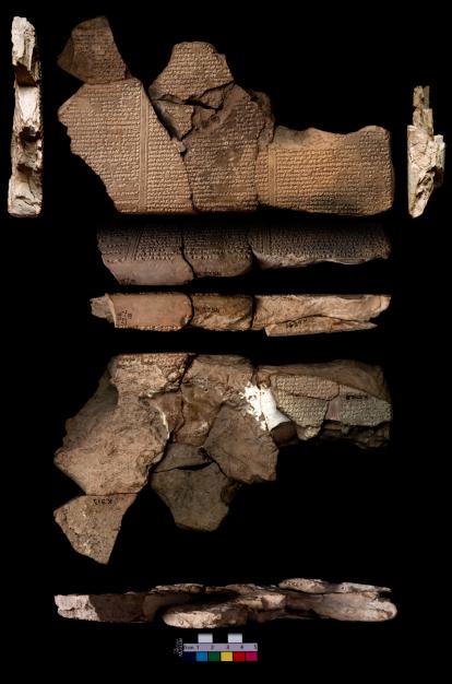 Fragmentos de arcilla de una tablilla del Poema de Gilgamesh procedentes de la biblioteca de Asurbanipal, c. 680-630 a. de C., Kuyunjik, Nínive (Irak). K.913 unido a K.2756a-b.