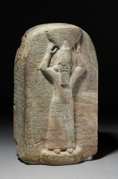 Estela de piedra que muestra a Asurbanipal restaurando un santuario en Babilonia, 668-655 a. de C., templo de Marduk, Babilonia (Irak). 1881,0324.367.