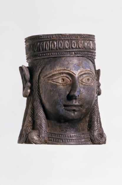 Cabeza tallada en marfil de una mujer asiria, 800-600 a. de C., palacio sureste, Nimrud (Irak). N.887.