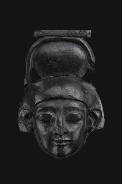 Cabeza de marfil perteneciente a un panel de marfil calado, ennegrecido por el fuego, 800-600 a. de C., palacio sureste, Nimrud (Irak). N.881.