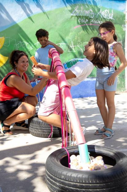 Niños y niñas usuarios de CaixaProinfancia en una de las actividades organizadas en verano. 