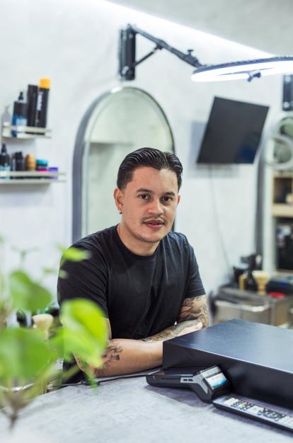 Juan Agudelo en la recepción de la barbería The Clipper Club.