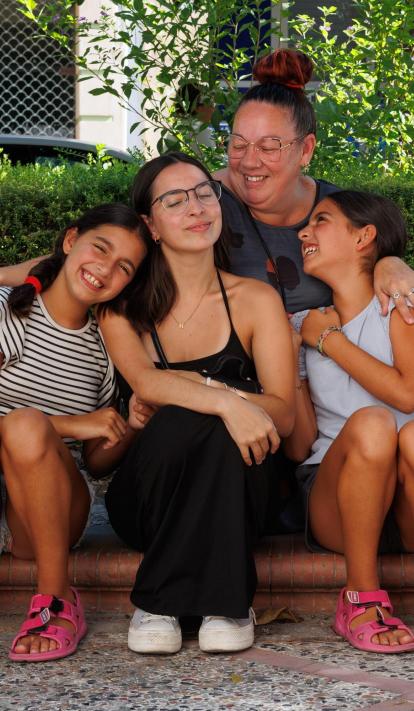 Raquel García junto con tres de sus 5 hijas. 
