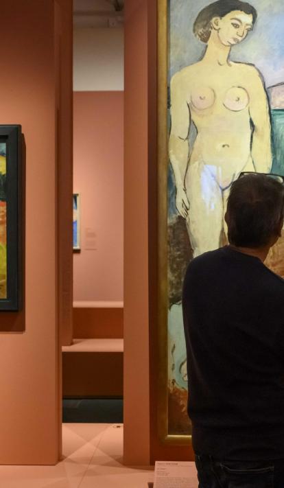 Dos visitantes admirando una obra presente en la exposición Chez Matisse en CaixaForum Barcelona.