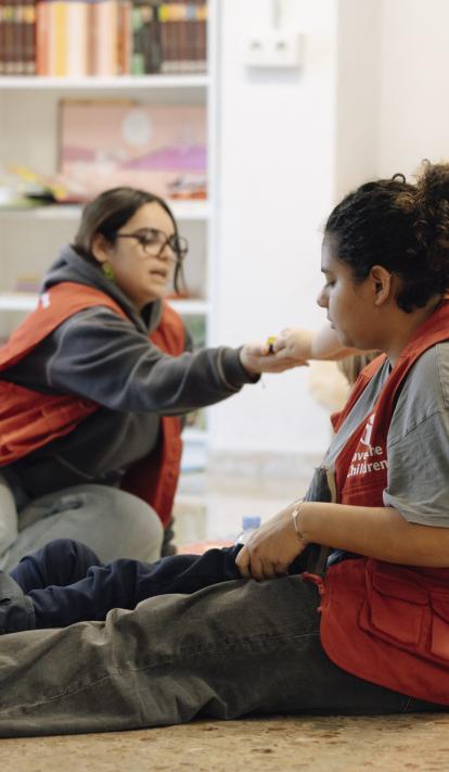 Educadoras de CaixaProinfancia atendiendo a niños en la entidad Save The Children.