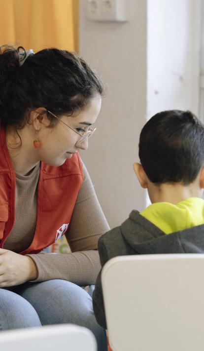 Educadora de CaixaProinfancia atendiendo a niños en la entidad Save The Children.