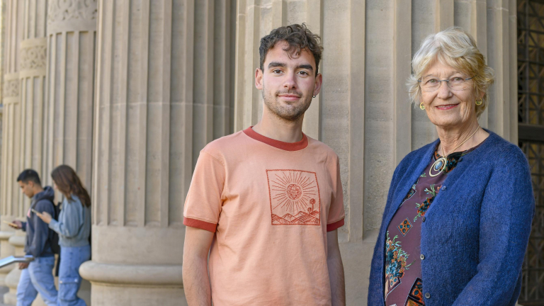 Oriol Blázquez, becario de la primera convocatoria de las becas de grado y Susan Webb, becaria de la primera convocatoria de becas de posgrado en el extranjero, en la facultad de Medicina de la Universidad de Barcelona.