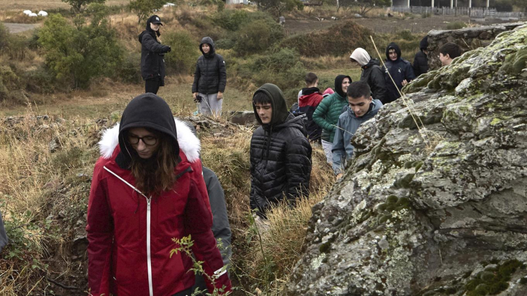 Funciona mediante campos de trabajo en los que gente joven hacen de voluntarios.