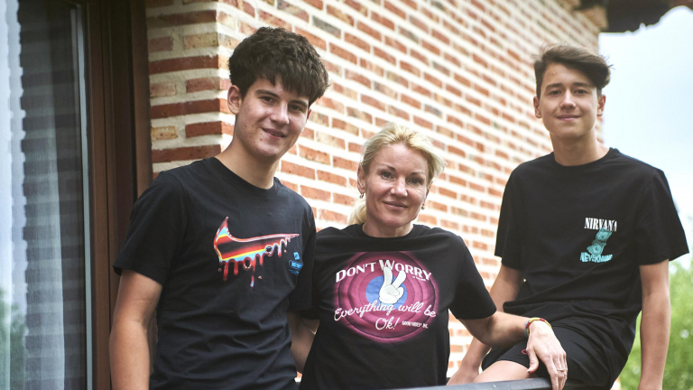 Irina Shumska y sus dos hijos adolescentes Illia y Alosha.