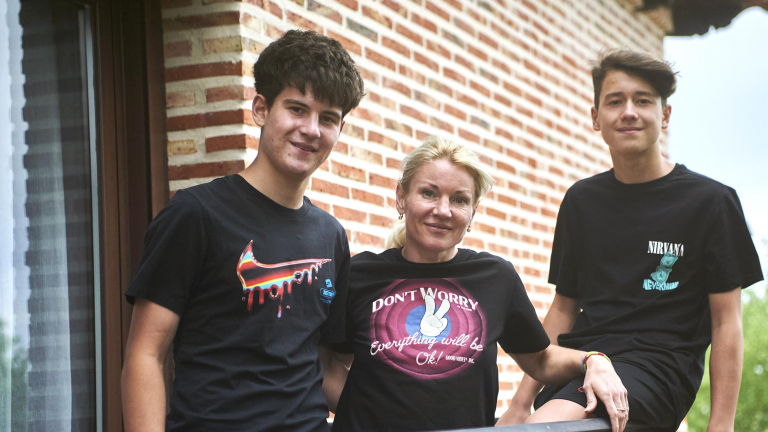 Irina Shumska i els seus dos fills adolescents Illia i Alosha.