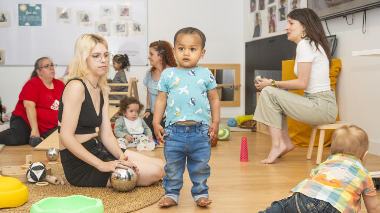 El projecte Espais Familiars 0-3 acompanya famílies en situació de vulnerabilitat amb fills de 0 a 3 anys en aquesta etapa de la vida tan crítica per als menors.