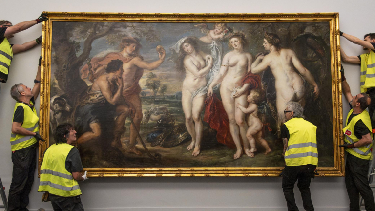El personal tècnic preparant l'obra per exposar-la a CaixaForum Barcelona.