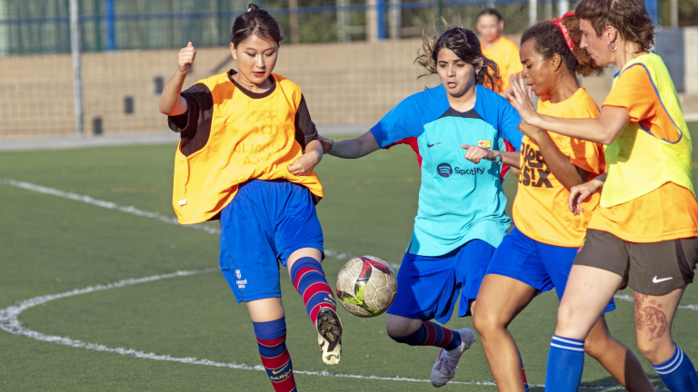 Jugadores de l'equip de dones refugiades de l'Associació Esportiva Ramassà durant un partit a l'entrenament setmanal.