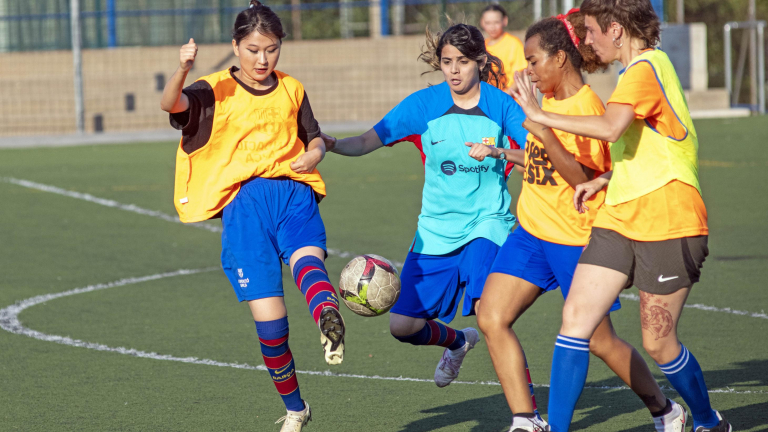 Jugadoras del equipo de mujeres refugiadas de la Asociació Esportiva Ramassà durante un partido en el entrenamiento semanal.