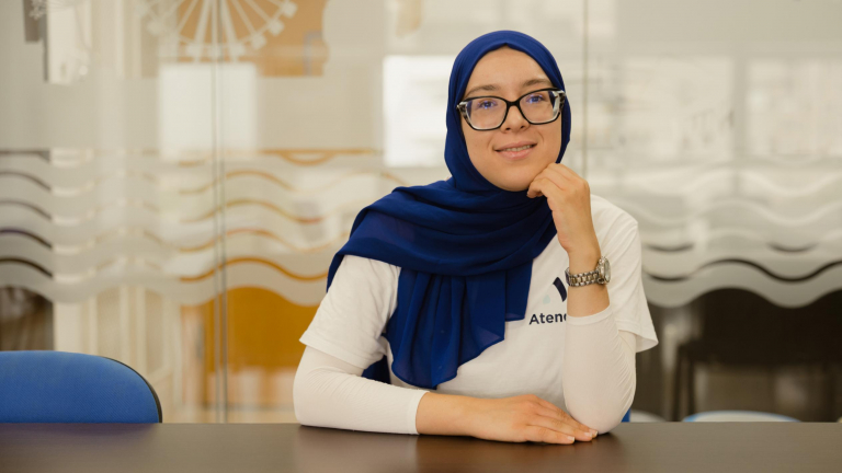 Retrat de Yousra Jellam, usuària de CODENAF que actualment treballa a Atende.