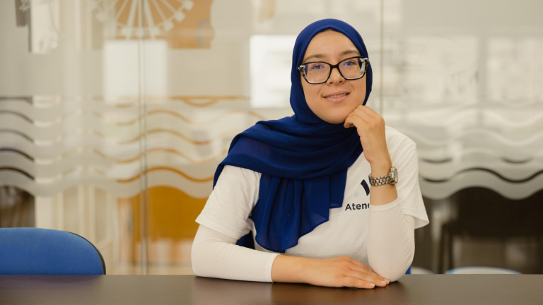 Portrait of Yousra Jellam, a CODENAF user currently working at Atende.