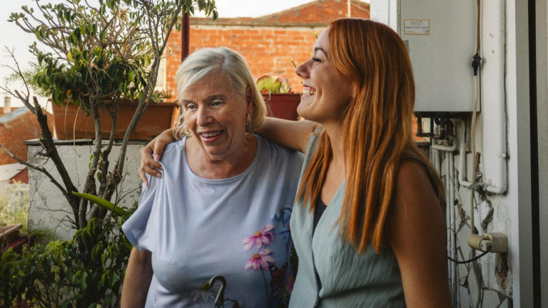 Blanca, participante del programa Siempre Acompañados de la Fundación ”la Caixa”, con una de las técnicas del programa.