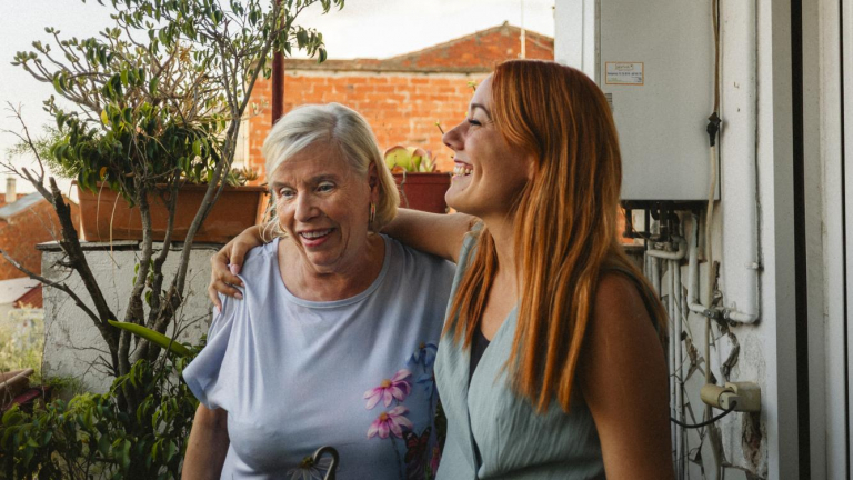 Blanca, a participant in the Always Supported program run by the “la Caixa” Foundation, with one of the program’s technicians.