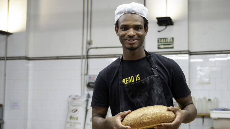 Djogo Barri works at the Panic bakery thanks to the Incorpora programme of the ”la Caixa” Foundation.