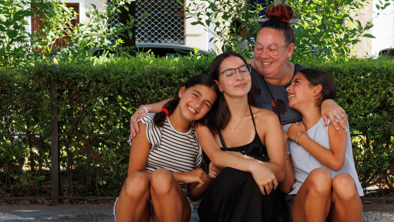 Raquel García junto con tres de sus 5 hijas. 