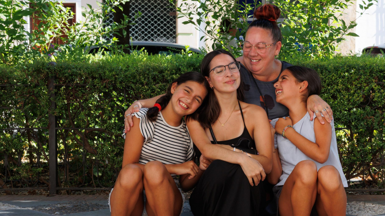 Raquel García juntament amb tres de les seves 5 filles.