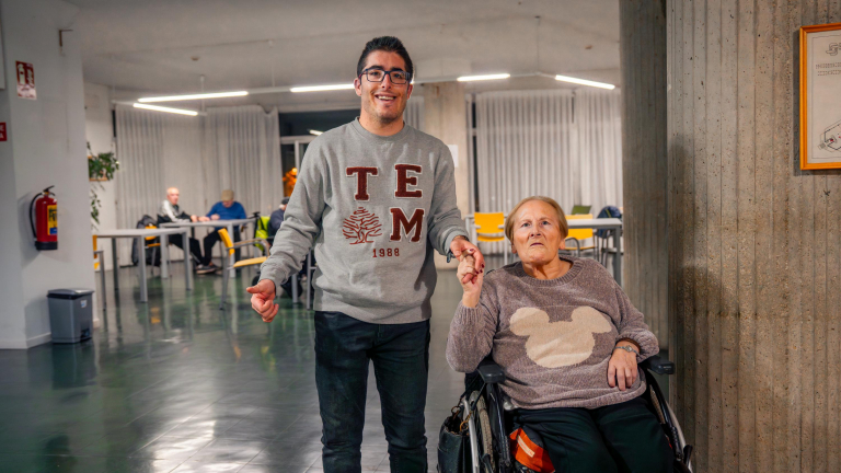 Adrián Casado, voluntario, con Luisa, que vive en la residencia de personas mayores de Ávila.