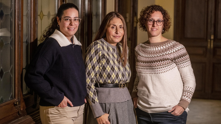 A izquierda y derecha: Marta Gutiérrez y Elisa Sanz, psicólogas del programa para la Atención a Personas con Enfermedades Avanzadas de la Fundación "la Caixa". En el centro: Ana García Jorodovich, usuaria del programa.
