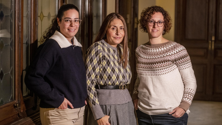 A esquerra i dreta: Marta Gutiérrez i Elisa Sanz, psicòlogues del programa per a l'Atenció a Persones amb Malalties Avançades de la Fundació “la Caixa”. Al centre: Ana García Jorodovich, usuària del programa.