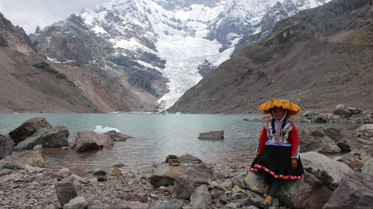 Marleny muestra la pureza de la naturaleza del Apu Ausangate, en Upis Qocha, donde los visitantes disfrutan de las caminatas y de espectaculares vistas.