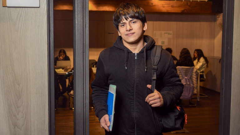 Facundo Alexander García, usuari del programa CaixaProinfància de la Fundació ”la Caixa”, sortint d'una de les aules de la Fundació de l'Esperança.