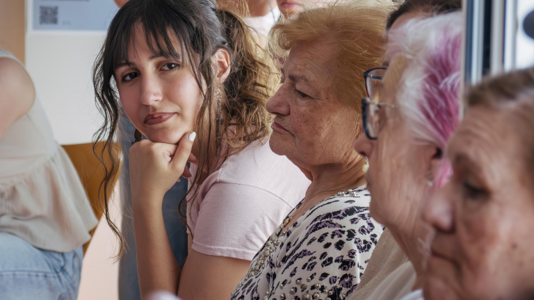 Algunas de las asistentes al encuentro para reflexionar sobre el concepto de edadismo en el Centro Social para Personas Mayores El Llano, en Gijón.