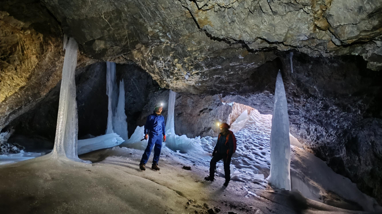 Investigadores del Instituto Pirenaico de Ecología explorando cuevas heladas en el macizo del Monte Perdido.