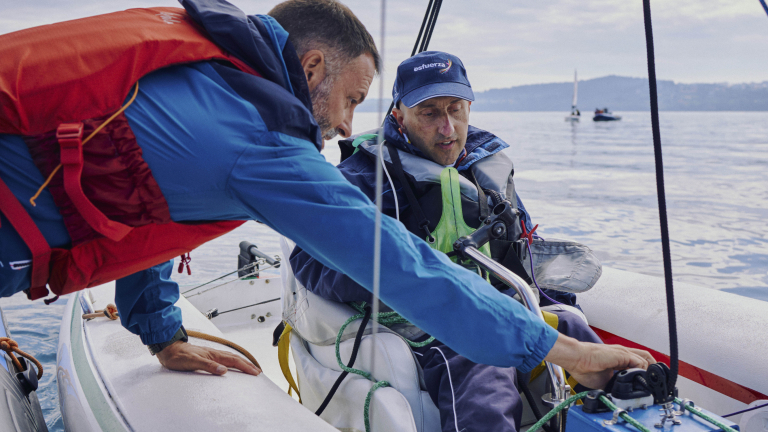 Diego, amb esclerosi múltiple i el seu instructor de vela adaptada.