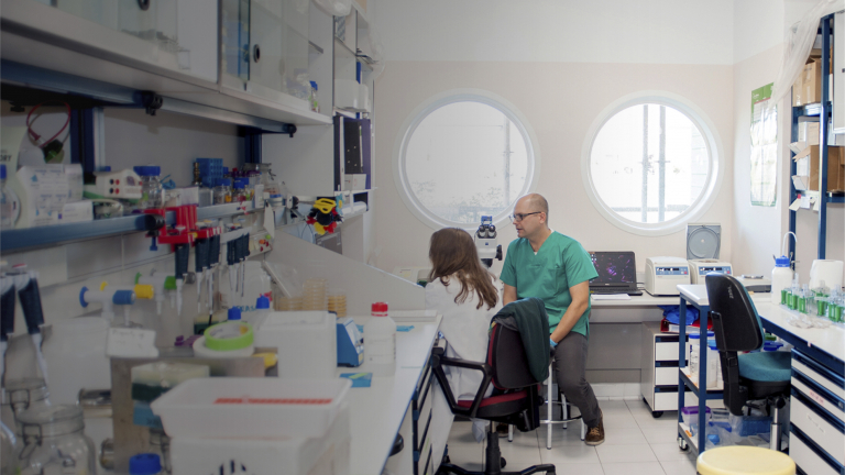 Daniel López y una compañera de su equipo de investigación en el laboratorio.