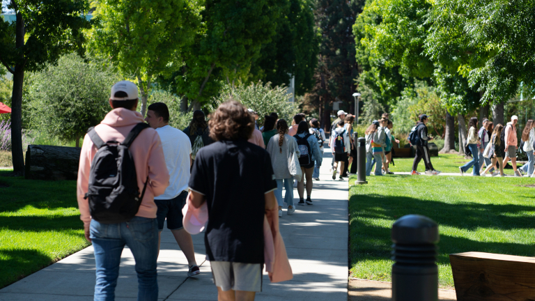 Jóvenes en un campus de Silicon Valley.