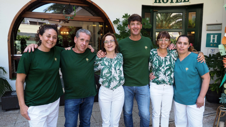 De izda. a dcha., algunos empleados del hotel Bell Repòs, Lorena Loggia, Ferran Colls, Susanna Bartomeu, Juan Camelio,  Flora Parés y Saida Benhmed.