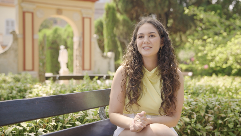 Ana María Vázquez ha completado sus estudios superiores gracias a una beca que le ha dado acceso a oportunidades que estaban fuera de su alcance.