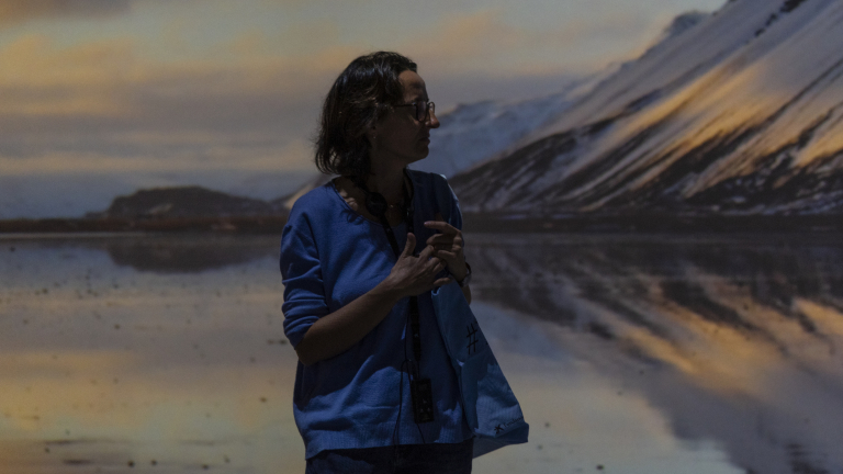 Inma admirando una de las experiencias inmersivas de la muestra «Somos Naturaleza» en CaixaForum Barcelona.